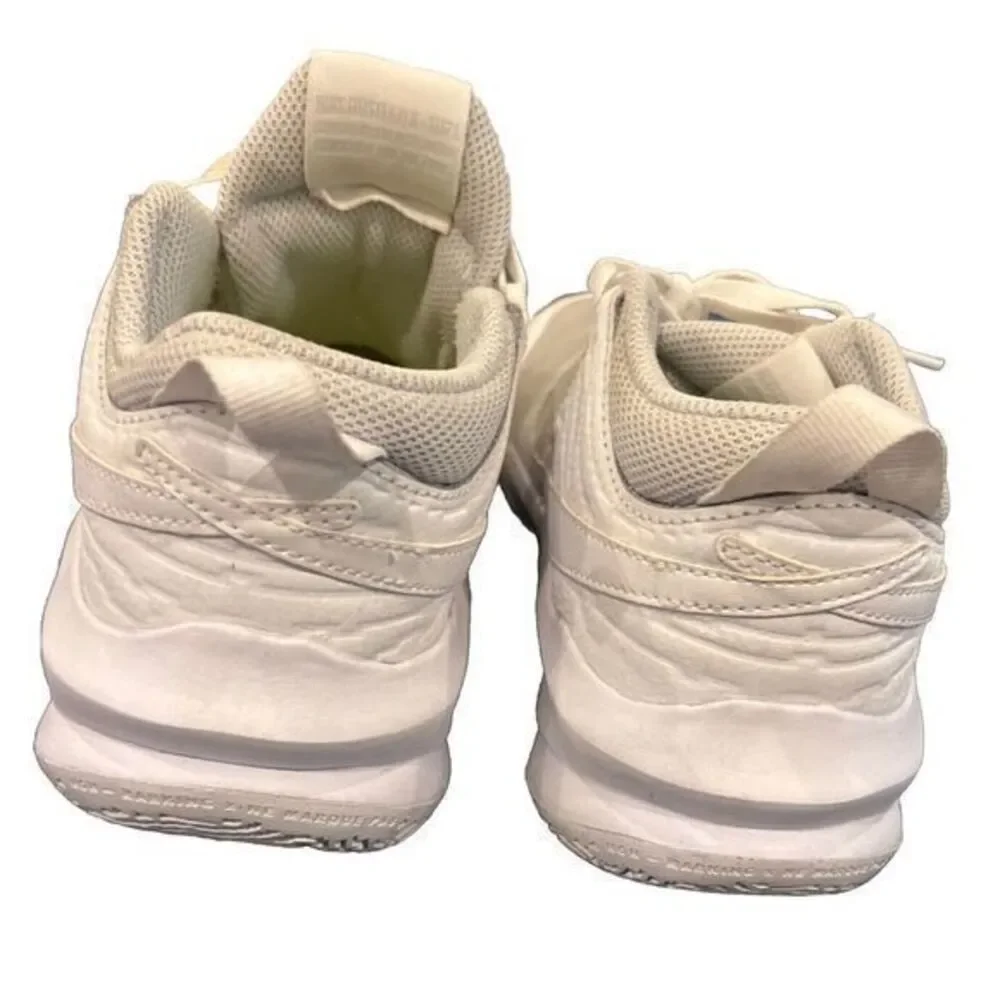 Nike Boys' Team Hustle D 10 Shoes, White/Photon‎ Dust, Size 4.5Y